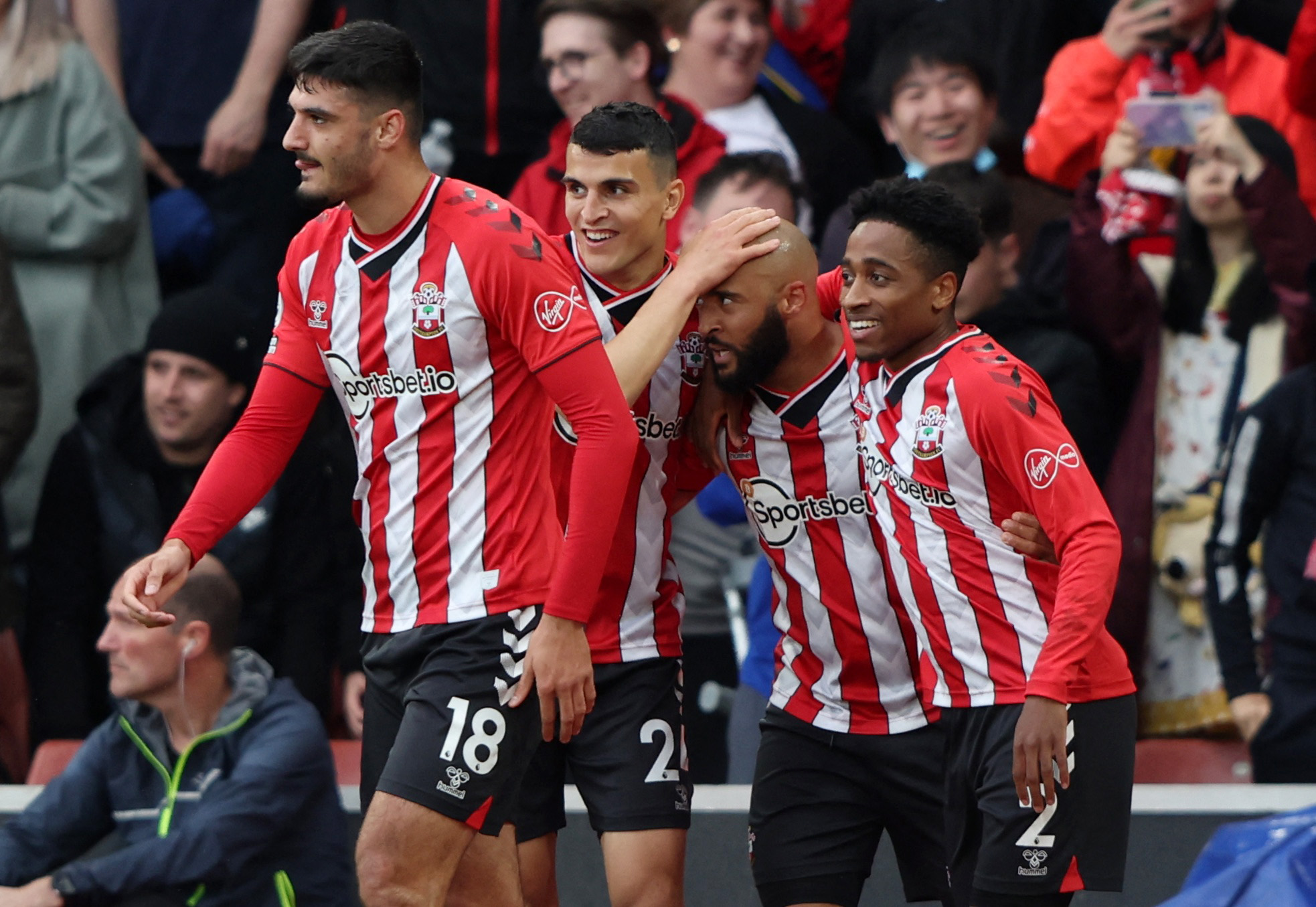 吴前贡献16分5篮板5助攻，两队唯一得分上双的本土球员