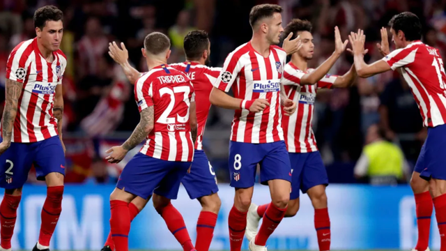 2-1逆转！超级后卫踢疯了，梅开二度导演逆袭，巴萨狂揽4连胜