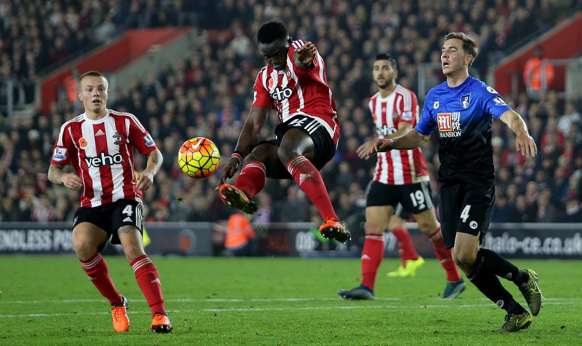 巴萨在塞维利亚对阵贝蒂斯的百年对决：历史的延续与未来的碰撞