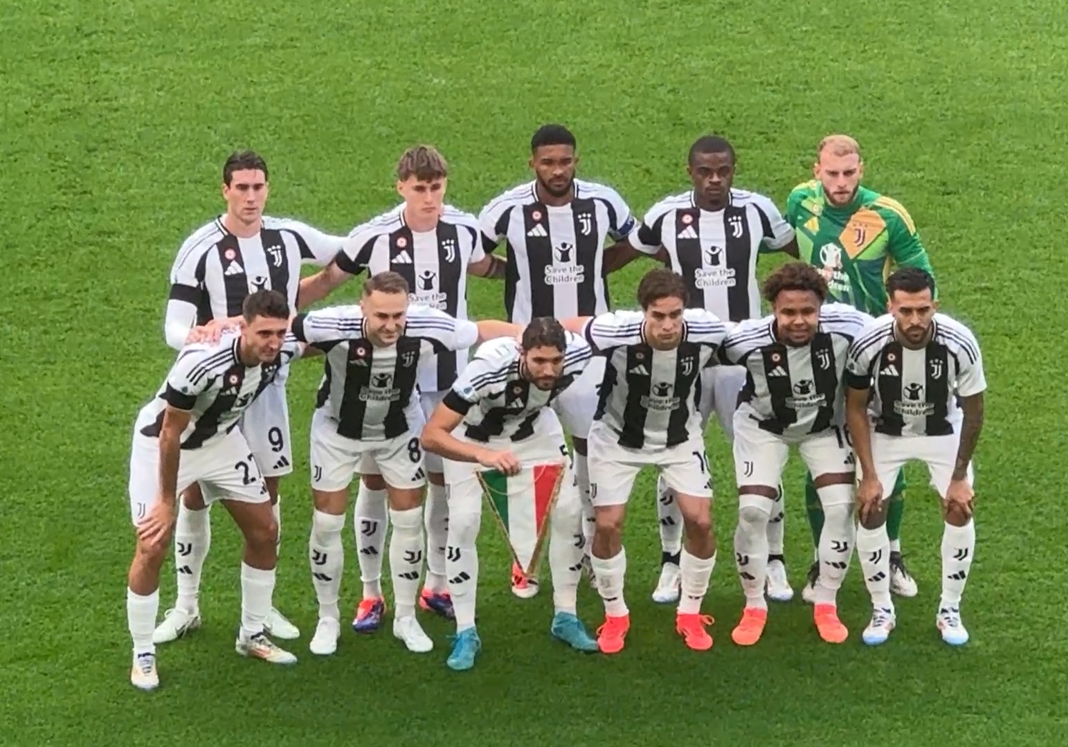 庆祝大儿子蒂亚戈13岁生日，梅西一家举办了巴萨主题生日派对